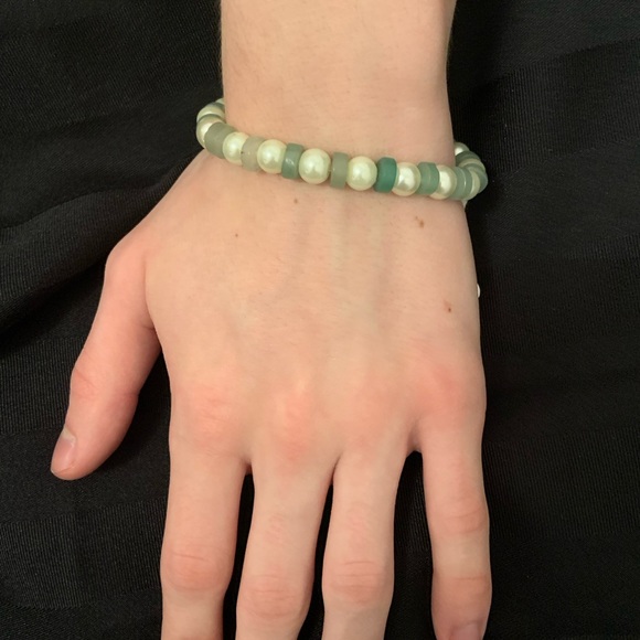 1 pearlescent and semi precious stone beaded stretchy bracelet - Picture 3 of 3